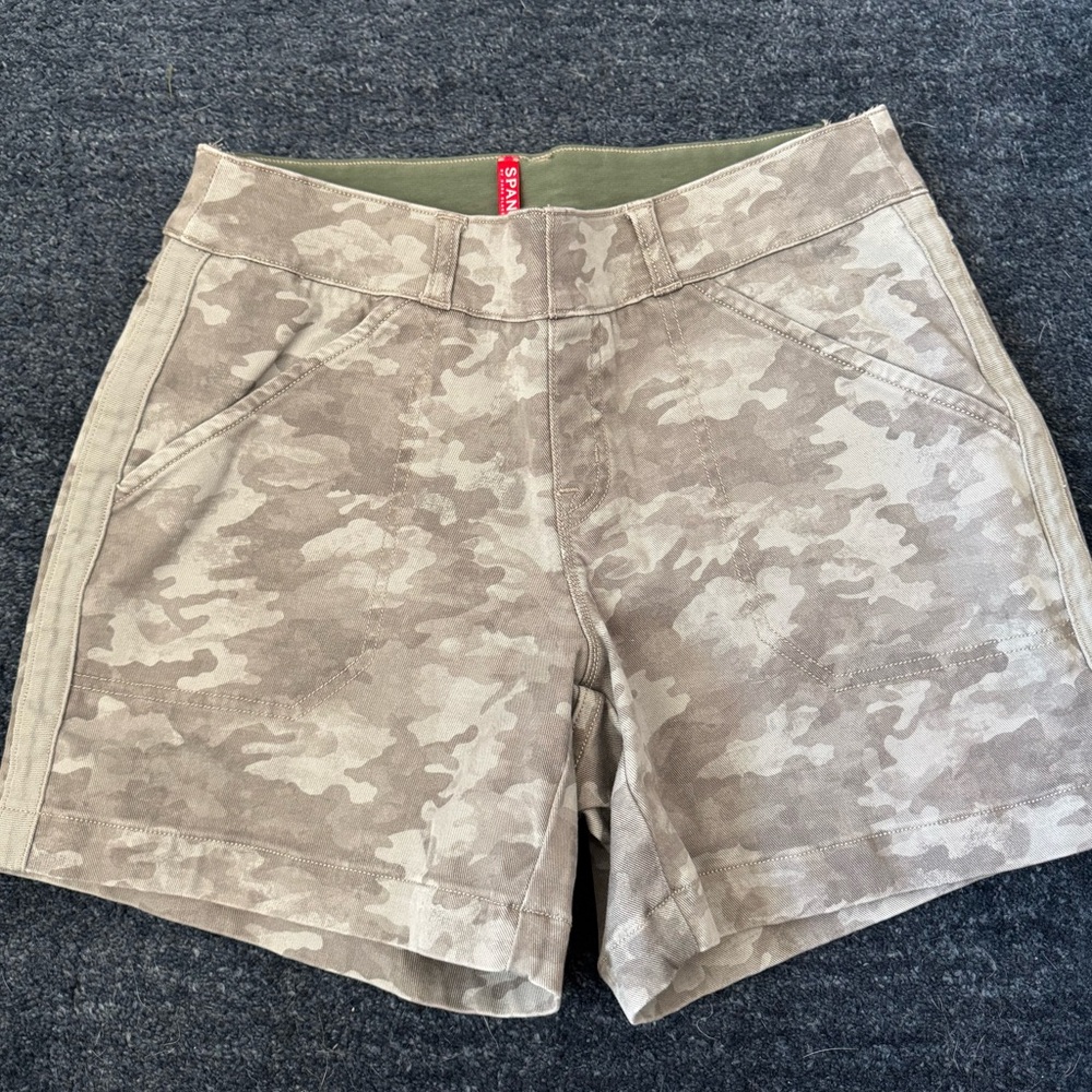 SPANX Women's Tan Camouflage Cargo Shorts